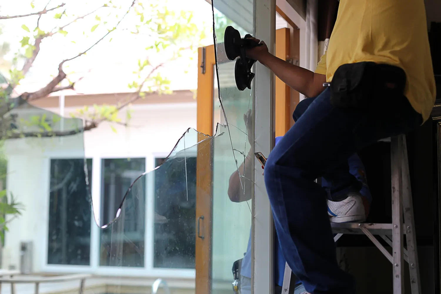 Vitrier retirant un vitrage cassé à la ventouse lors d'une urgence bris de glace à Ozoir-la-Ferrière (77330)